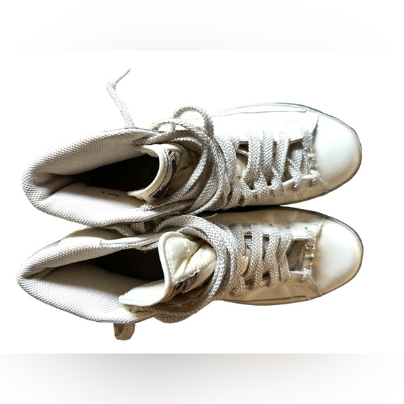 Nothing - Picture 7 of 16